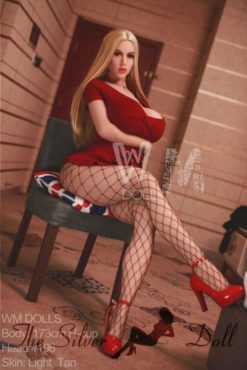 Delphine blonde en robe rouge