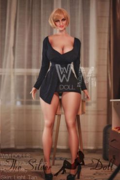 Maude blonde en robe noire