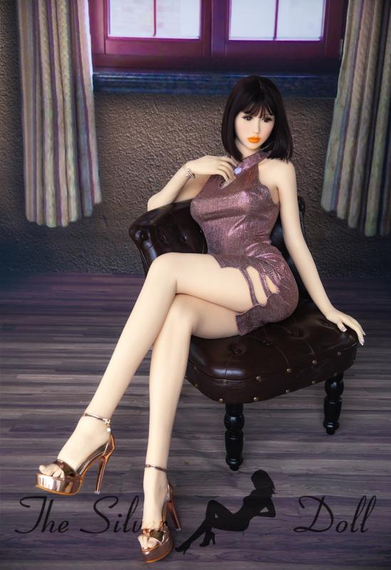 Yuzuki en robe violette