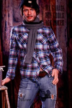 John en jeans y camisa