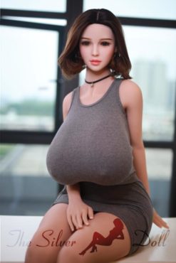 Nancy in abito grigio