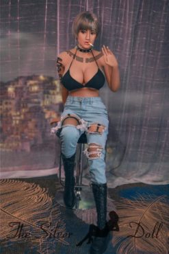 Katrina in jeans strappati