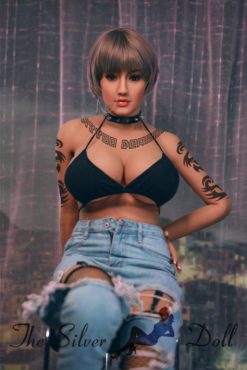 Katrina in jeans strappati