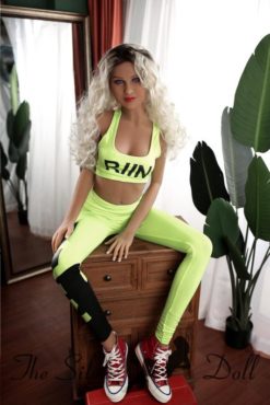 Zoe en survêtement jaune