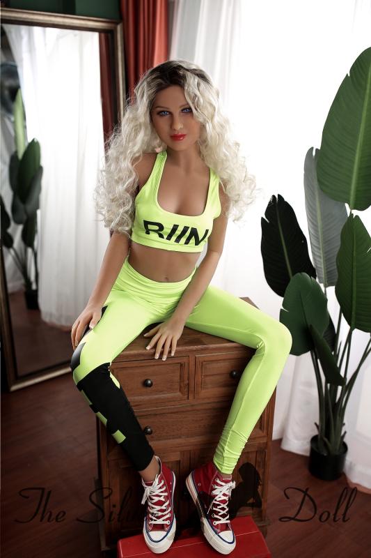 Zoe en survêtement jaune