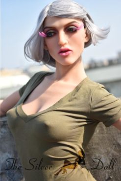 Jolene en maillot caqui