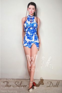 Naya en qipao bleu