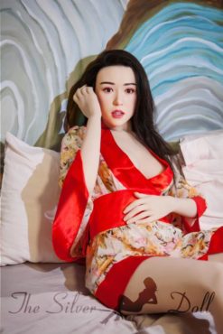 Beibei in camicia da notte rossa