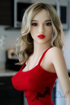 Kylie en vestido rojo