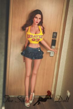 Kyra morena en top amarillo