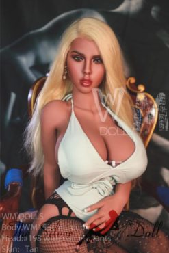 Delphine blonde avec les cheveux implantés