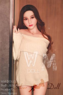 Violette en pull beige