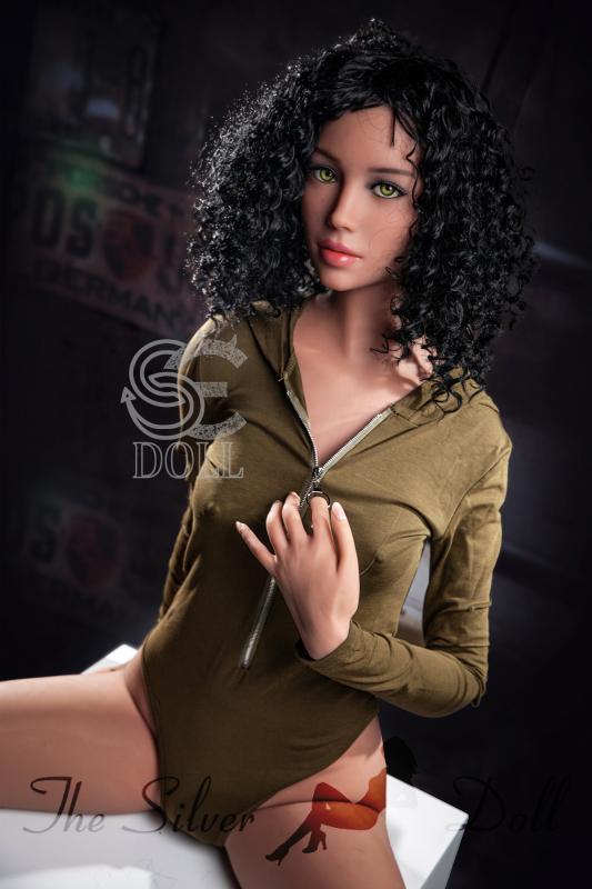 Maggie con el pelo negro rizado