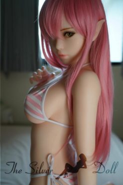 Phoebe avec les cheveux roses