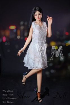 Luna en robe blanche