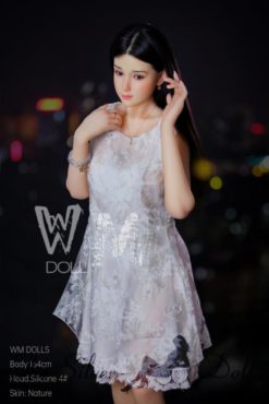 Luna en robe blanche