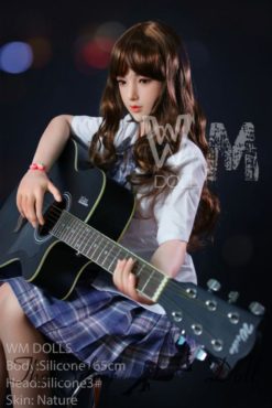 Naya joue de la guitare