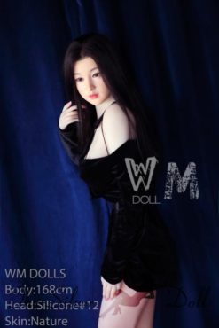 Yiling en vestido negro