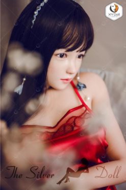 Xiaorong in camicia da notte rossa