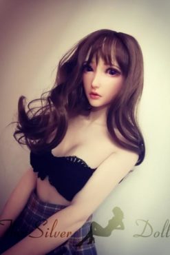 Akiyama Naoko avec une jupe en tartan