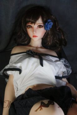 Fujiwara Yuki avec une rose bleue dans les cheveux