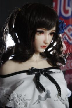 Fujiwara Yuki avec une rose bleue dans les cheveux