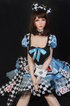 Kaga Saki dans une robe à carreaux