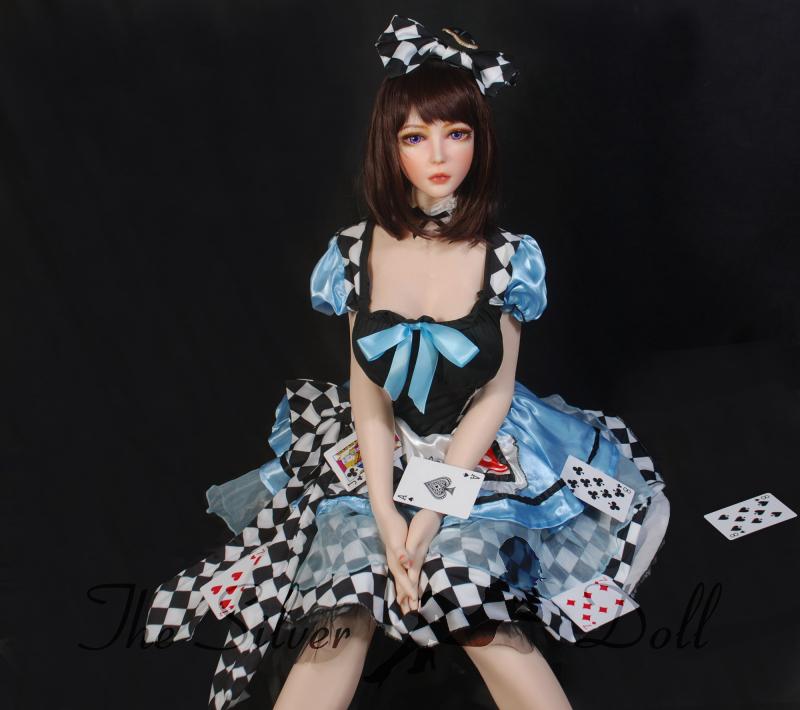 Kaga Saki con un vestito a quadretti