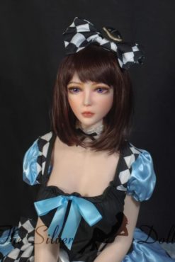 Kaga Saki dans une robe à carreaux