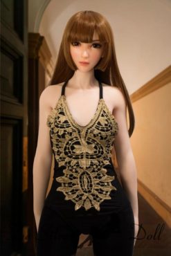 Igawa Haruko avec de longs cheveux bruns