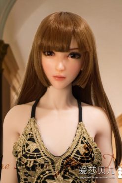 Igawa Haruko avec de longs cheveux bruns