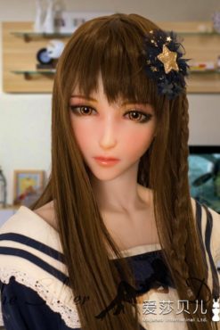 Mikami Rena dans sa chambre d'hôtel