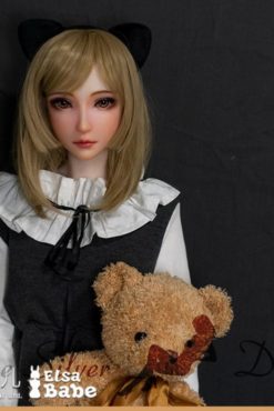 Sato Rino avec son ours en peluche