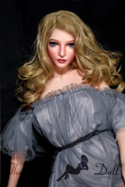 Yamashita Momoe avec de longs cheveux blonds