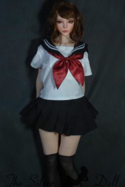 Takahashi Ayaka avec une courte jupe noire