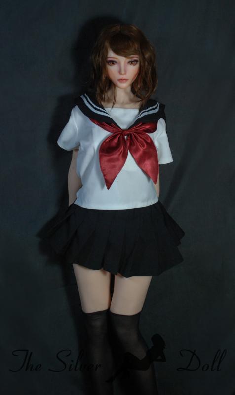 Takahashi Ayaka con una falda negra corta