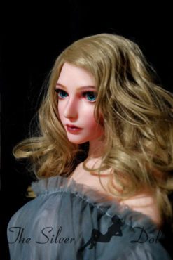 Yamashita Momoe avec de longs cheveux blonds