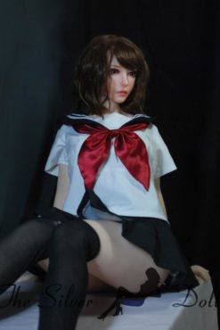 Takahashi Ayaka avec une courte jupe noire