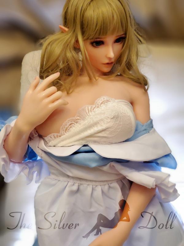 Suga Tomoe with long blond hair