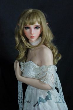 Suga Tomoe con un vestitino bianco