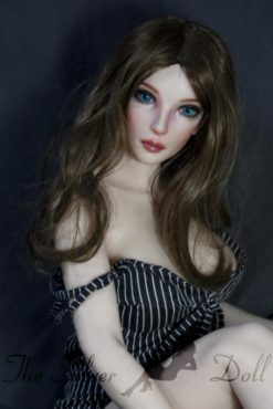 Hanazawa Arisa dans un costume gris rayé