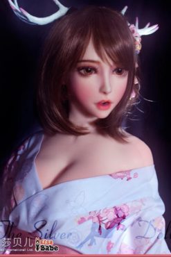 Akimoto Mizuki with a mask