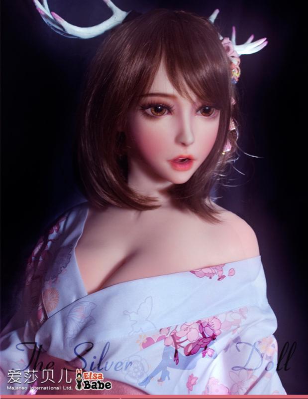 Akimoto Mizuki with a mask