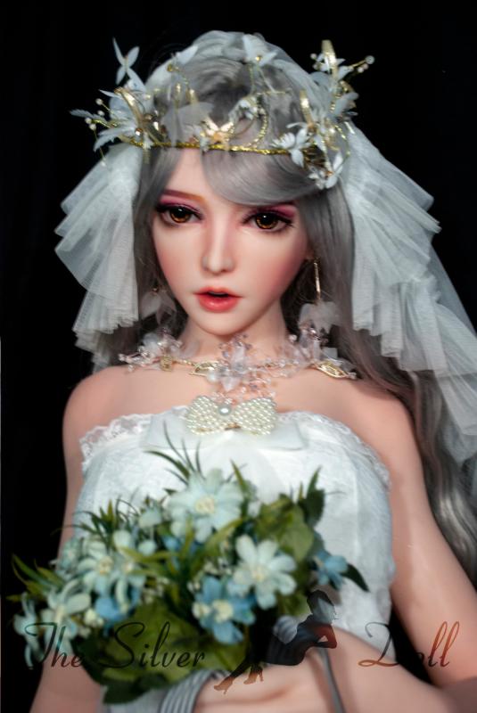 Yoshida Ayumi con un vestido de novia