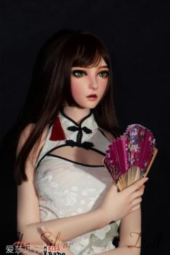 Yao XiangLing con un ventaglio