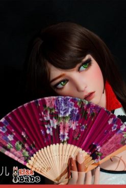 Yao XiangLing con un ventaglio