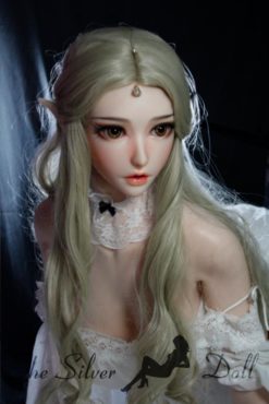 Kouno Ria con un vestito bianco