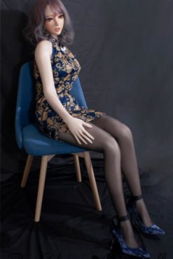 Akimoto Mami on a chair