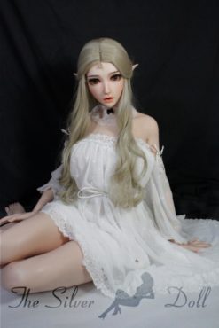 Kouno Ria con un vestito bianco