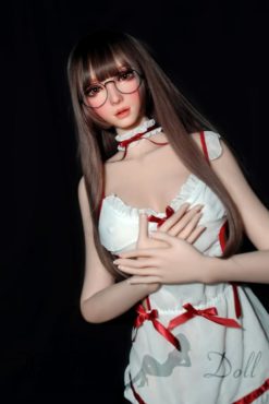 Nagashima Masako in un vestito bianco con fiocchi rossi